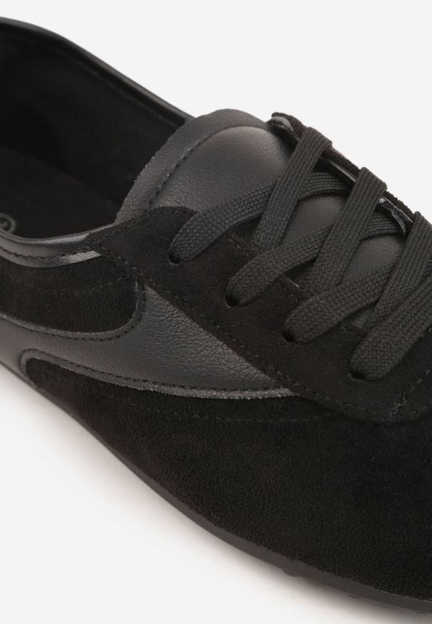 Born2be - Czarne Sneakersy z Imitacji Zamszu w Stylu Kultowych Tenisówek Aelliana. Okazja: na co dzień. Kolor: czarny. Materiał: zamsz. Szerokość cholewki: normalna