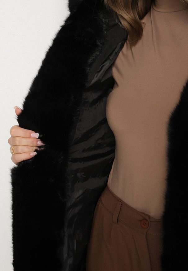 Born2be - Czarna Pikowana Kurtka z Futerkowym Obszyciem i Paskiem Samiria. Okazja: do pracy, na co dzień, na spotkanie biznesowe. Kolor: czarny. Materiał: dzianina, jeans, futro, poliester. Styl: casual, klasyczny, biznesowy