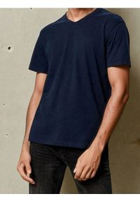 Sinsay - Koszulka z dekoltem w serek w stylu basic - granatowy. Typ kołnierza: dekolt w serek. Kolor: niebieski