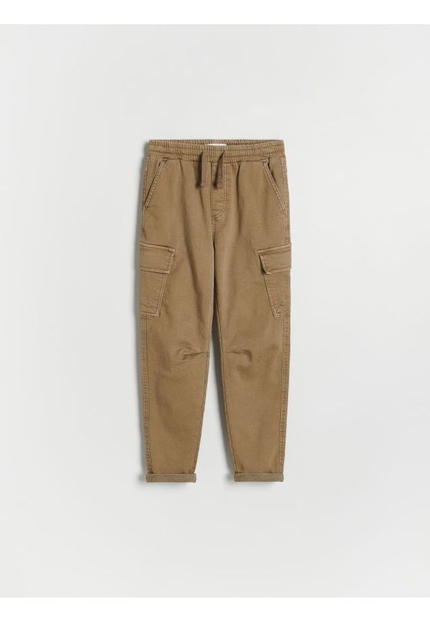 Reserved - Wysokoelastyczne spodnie cargo - brązowy. Kolor: brązowy. Materiał: bawełna, tkanina