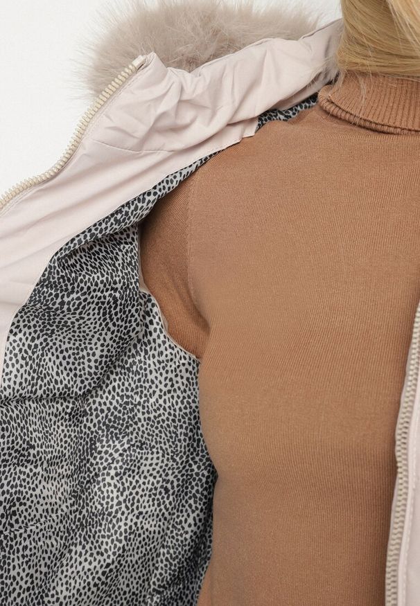 Born2be - Ciemnobeżowa Taliowana Kurtka z Pikowanymi Przeszyciami i Kapturem z Futrem Mundria. Okazja: na co dzień. Kolor: beżowy. Materiał: futro. Styl: klasyczny, casual, elegancki