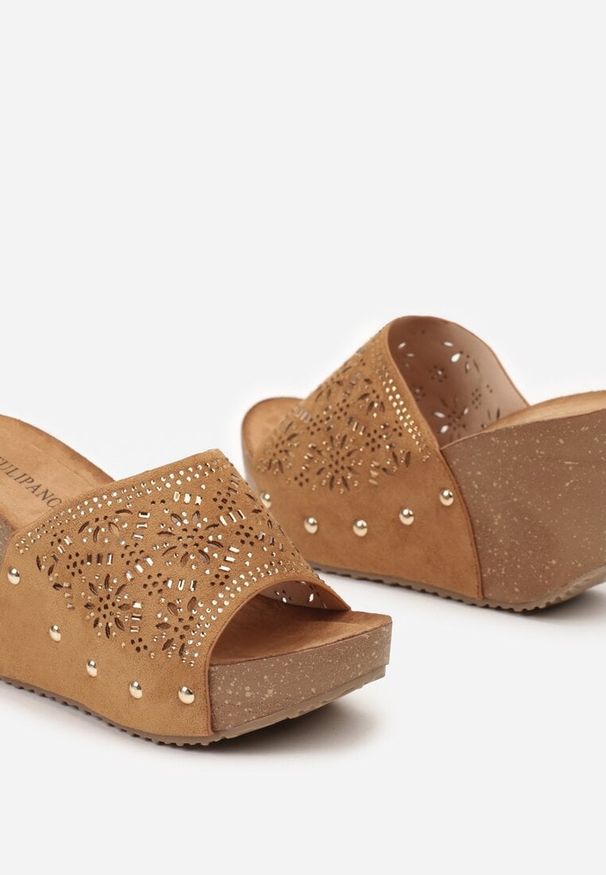Born2be - Brązowe Ażurowe Klapki na Koturnie z Nitami Risstana. Kolor: brązowy. Materiał: jeans. Wzór: ażurowy. Sezon: lato. Obcas: na koturnie