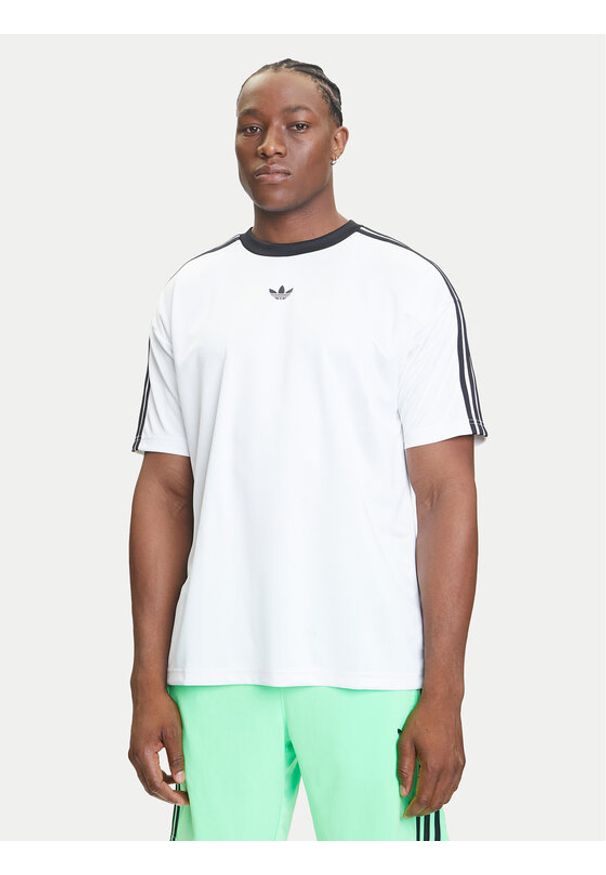 Adidas - adidas T-Shirt adicolor Jacquard JW5877 Biały Loose Fit. Kolor: biały. Materiał: syntetyk