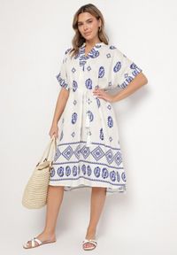 Born2be - Niebiesko-Kremowa Wiskozowa Sukienka Boho o Pudełkowym Kroju z Rozcięciami Nelbia. Okazja: na co dzień. Typ kołnierza: dekolt w serek. Kolor: niebieski. Materiał: wiskoza. Styl: boho #1