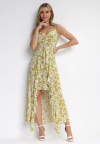 Born2be - Jasnozielona Asymetryczna Sukienka Maxi na Regulowanych Ramiączkach w Kwiaty Dalit. Typ kołnierza: kołnierz z falbankami. Kolor: zielony. Długość rękawa: na ramiączkach. Wzór: kwiaty. Sezon: wiosna, lato. Typ sukienki: asymetryczne. Długość: maxi #1