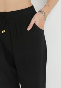 Born2be - Czarne Spodnie Lid. Kolor: czarny. Materiał: tkanina. Wzór: gładki, jednolity. Styl: sportowy, elegancki