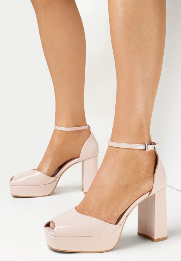 Born2be - Beżowe Sandały na Słupku i Platformie ze Sprzączką Eiaha. Nosek buta: otwarty. Zapięcie: sprzączka. Kolor: beżowy. Materiał: lakier. Sezon: wiosna, lato. Obcas: na platformie. Styl: klasyczny