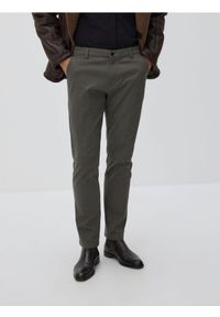 Reserved - Spodnie chino slim fit - ciemnozielony. Kolor: zielony. Materiał: tkanina, bawełna #1