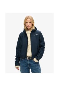 Superdry - Kurtka Softshell z kapturem CODE Trekker od SUPERDRY. Typ kołnierza: kaptur. Kolor: niebieski. Materiał: softshell. Długość rękawa: długi rękaw. Styl: elegancki #1