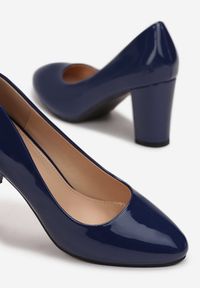 Renee - Niebieskie Czółenka Agathene. Nosek buta: okrągły. Kolor: niebieski. Materiał: lakier. Obcas: na obcasie. Styl: klasyczny, elegancki, wizytowy. Wysokość obcasa: średni #3