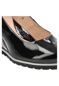 Czarne Czółenka Libero Damskie Buty Na Koturnie. Okazja: do pracy, na spotkanie biznesowe. Kolor: czarny. Materiał: skóra, lakier. Szerokość cholewki: normalna. Wzór: aplikacja. Obcas: na koturnie. Styl: biznesowy #3