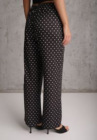 Renee - Czarne Spodnie Casual Wide Leg High Waist Zdobione Wzorem w Kropki Oceasa. Okazja: na co dzień. Stan: podwyższony. Kolekcja: plus size. Kolor: czarny. Materiał: skóra. Długość: krótkie. Wzór: kropki, aplikacja. Styl: casual #3