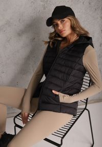 Renee - Czarna Przejściowa Kamizelka z Pikowaniem i Kapturem Neatwenna. Okazja: na co dzień. Typ kołnierza: kaptur. Kolor: czarny. Materiał: jeans. Styl: casual, elegancki, sportowy #5