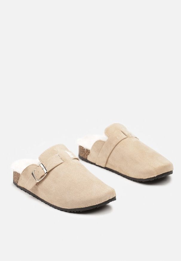 Renee - Beżowe Kapcie na Płaskiej Podeszwie Ozdobione Paskiem z Klamrą Ninnithra. Okazja: na co dzień, do domu. Zapięcie: klamry. Kolor: beżowy. Materiał: satyna, bawełna. Wzór: aplikacja. Obcas: na płaskiej podeszwie. Styl: casual, elegancki