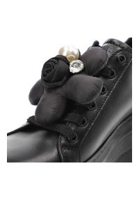 CheBello - Czarne Modne Sneakersy Chebello Eleganckie Obuwie Na Platformie. Okazja: na co dzień. Kolor: czarny. Materiał: skóra, jeans. Wzór: gładki, aplikacja, kwiaty. Obcas: na platformie. Sport: turystyka piesza #2