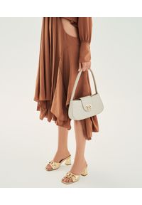 Kazar - Eleganckie złote klapki na wygodnym obcasie. Kolor: złoty. Materiał: skóra. Wzór: gładki, aplikacja. Obcas: na obcasie. Styl: elegancki. Wysokość obcasa: średni #6