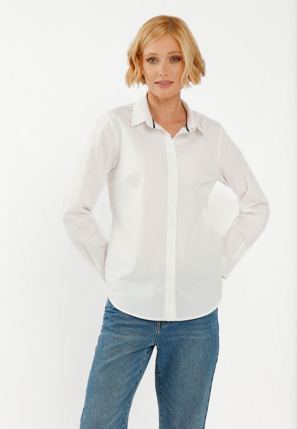 Volcano - Biała koszula K-SWAN. Okazja: na co dzień, na spotkanie biznesowe, do pracy. Kolekcja: plus size. Kolor: biały. Materiał: bawełna, materiał, elastan. Wzór: haft. Styl: biznesowy, klasyczny, elegancki, casual
