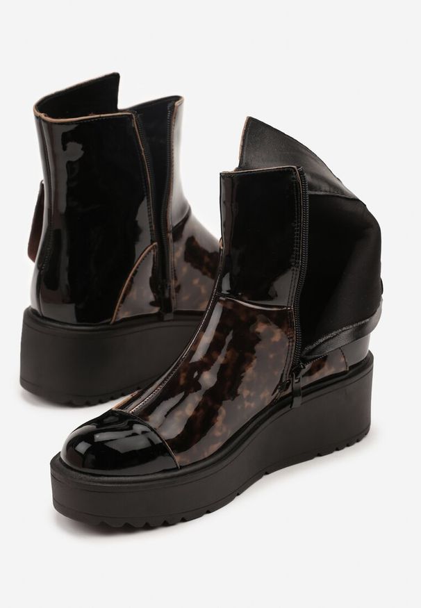 Born2be - Czarno-Brązowe Lakierowane Botki Vices na Platformie i Koturnie Gamillia. Okazja: na co dzień. Kolor: czarny. Materiał: lakier. Obcas: na koturnie. Styl: klasyczny, casual, elegancki. Wysokość obcasa: średni