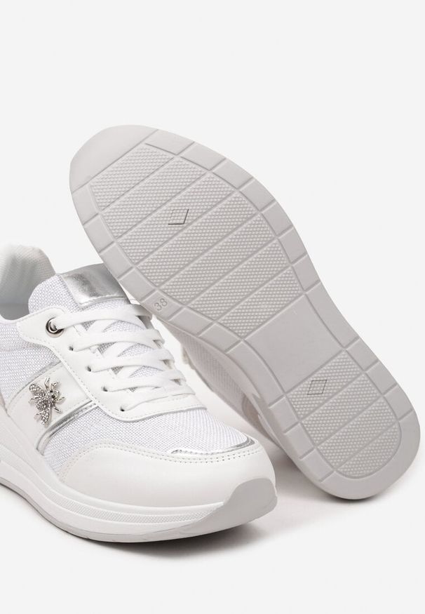 Born2be - Biało-Srebrne Sneakersy za Kostkę z Ekoskóry na Koturnie ze Sznurowaniami i Metalową Ozdobą Galeira. Nosek buta: okrągły. Zapięcie: sznurówki. Kolor: biały. Wzór: aplikacja. Wysokość cholewki: za kostkę. Materiał: materiał. Sezon: lato. Obcas: na koturnie. Wysokość obcasa: średni