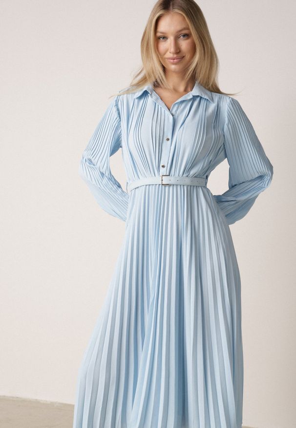 Born2be - Niebieska Sukienka Plisowana o Koszulowym Kroju z Paskiem z Klamrą Efronta. Okazja: na co dzień. Typ kołnierza: kołnierzyk klasyczny. Kolor: niebieski. Materiał: jeans. Długość rękawa: długi rękaw. Wzór: aplikacja. Typ sukienki: koszulowe. Styl: casual, elegancki, klasyczny