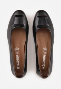 Renee - Czarne Czółenka w Stylu Retro ze Skórzaną Wkładką Faylina. Okazja: na imprezę. Kolor: czarny. Materiał: skóra. Obcas: na obcasie. Styl: retro. Wysokość obcasa: niski #6