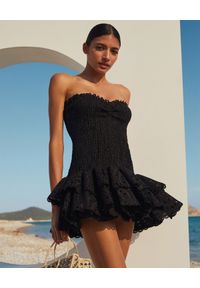 CHARO RUIZ IBIZA - Haftowana sukienka z falbanami Megan. Kolor: czarny. Materiał: bawełna. Wzór: haft. Typ sukienki: z odkrytymi ramionami. Długość: mini