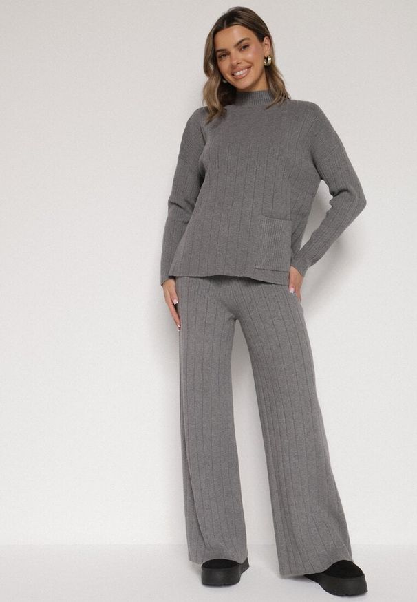 Born2be - Szary Sweterkowy Komplet Sweter z Półgolfem i Szerokie Spodnie Alatusa. Kolor: szary. Materiał: jeans