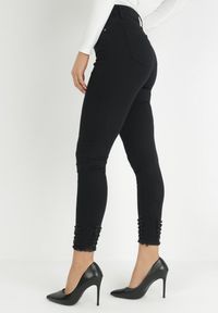 Born2be - Czarne Jeansy Skinny z Przetarciami na Końcach Vulle. Kolor: czarny