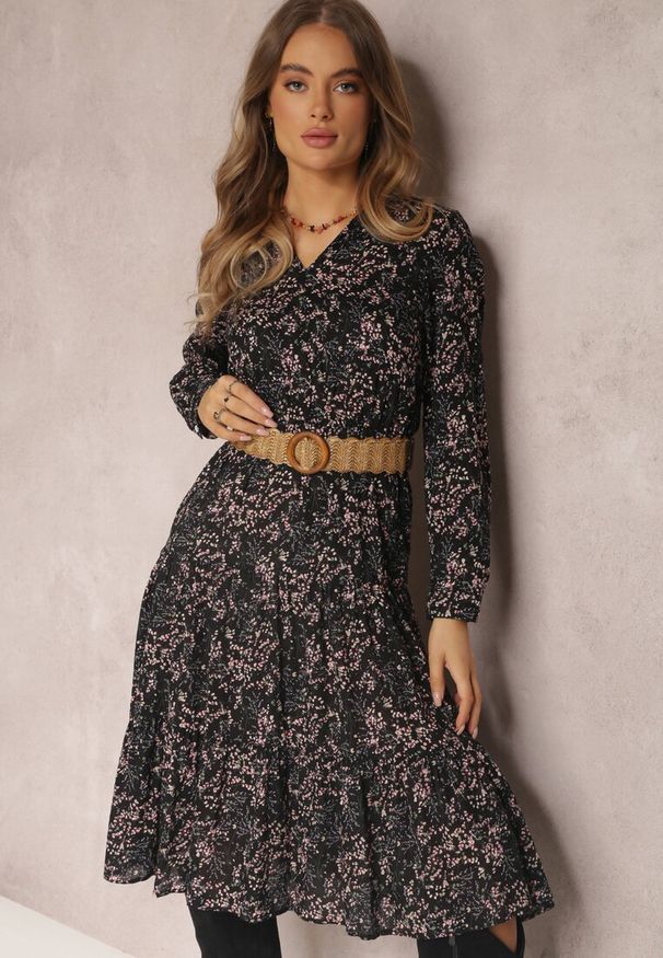 Renee - Czarna Sukienka Z Paskiem Ianeis. Kolor: czarny. Wzór: kwiaty, aplikacja. Styl: elegancki, klasyczny. Długość: midi