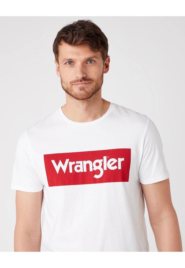 Wrangler - T-SHIRT MĘSKI WRANGLER SS LOGO TEE WHITE W742FK989 112131082. Okazja: na uczelnię. Materiał: jeans, materiał, bawełna. Wzór: nadruk. Sezon: lato. Styl: klasyczny