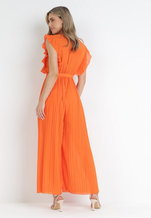 Born2be - Pomarańczowy Plisowany Kombinezon z Szerokimi Nogawkami i Wiązanym Paskiem Audra. Okazja: na co dzień. Kolor: pomarańczowy. Sezon: wiosna, lato. Styl: elegancki, casual