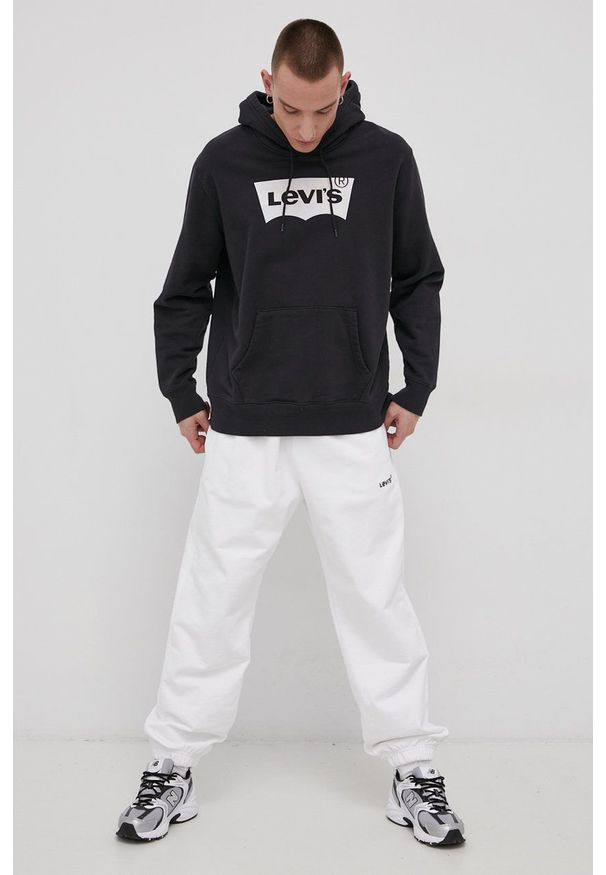 Levi's® - Levi's Bluza bawełniana męska kolor czarny z kapturem z nadrukiem. Okazja: na spotkanie biznesowe, na co dzień. Typ kołnierza: kaptur. Kolor: czarny. Materiał: bawełna. Wzór: nadruk. Styl: biznesowy, casual