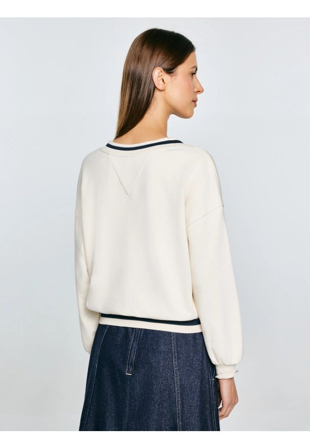 Big-Star - Bluza damska w stylu college z haftem z dekoltem v-neck kremowa Gabriella 103. Okazja: na spacer. Kolor: biały. Materiał: denim, dzianina, dresówka. Długość: krótkie. Wzór: haft. Styl: sportowy, vintage