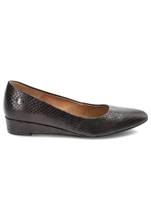Bordowe Czółenka Maciejka Damskie Eleganckie Buty. Okazja: na spotkanie biznesowe. Zapięcie: bez zapięcia. Kolor: czerwony. Materiał: skóra. Szerokość cholewki: normalna. Wzór: nadruk. Obcas: na koturnie. Styl: elegancki