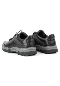 Olivier Buty Męskie skórzane casual 842MA czarne. Okazja: na co dzień. Zapięcie: pasek. Kolor: czarny. Materiał: skóra. Wzór: paski. Sezon: lato, jesień, wiosna. Styl: casual #5
