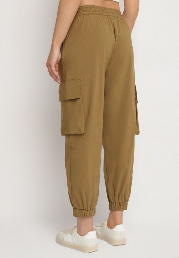 Born2be - Zielone Spodnie z Bawełną Typu Cargo z Wysokim Stanem Koloriela. Okazja: na co dzień. Stan: podwyższony. Kolor: zielony. Materiał: bawełna. Styl: elegancki, casual, klasyczny