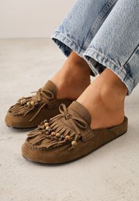 Born2be - Ciemnobeżowe Klapki VICES Typu Mule z Koralikami Frędzlami i Kokardą Dioleora. Okazja: na co dzień. Kolor: beżowy. Wzór: aplikacja. Styl: casual, elegancki #1