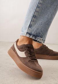 Renee - Ciemnobrązowe Sneakersy Kultowe Tenisówki z Zamszu Naturalnego ze Skórzaną Wkładką Rionae. Okazja: na co dzień, na randkę. Kolor: brązowy. Materiał: zamsz, skóra #8