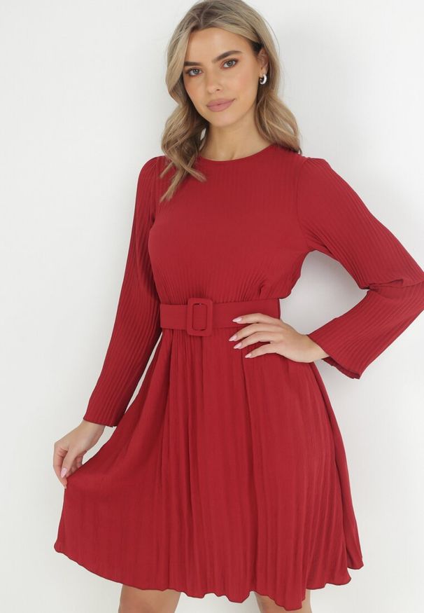 Born2be - Bordowa Sukienka Plisowana z Paskiem Flyne. Kolor: czerwony. Długość rękawa: długi rękaw. Styl: elegancki. Długość: mini