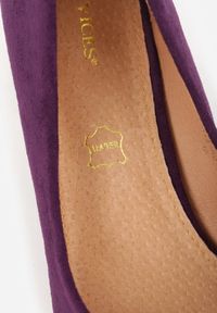 Born2be - Fioletowe Czółenka Vices ze Skórzaną Wkładką na Biżuteryjnym Słupku Naivine. Okazja: na co dzień. Kolor: fioletowy. Materiał: skóra. Wzór: aplikacja, kwiaty. Obcas: na słupku. Styl: casual, elegancki. Wysokość obcasa: średni #9