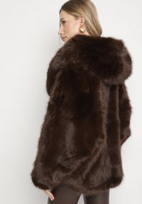 Born2be - Brązowa Kurtka Futerko Oversize z Kapturem Unillea. Okazja: na co dzień. Typ kołnierza: kaptur. Kolor: brązowy. Materiał: futro. Styl: casual, elegancki #2