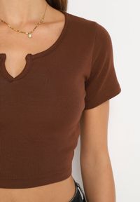 Born2be - Brązowy T-shirt Biriktta. Kolor: brązowy. Materiał: jeans, bawełna, dzianina, prążkowany. Długość rękawa: krótki rękaw. Długość: krótkie. Sezon: lato #5