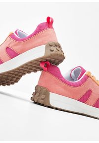 bonprix - Sneakersy z siateczkową wstawką. Kolor: różowy #3