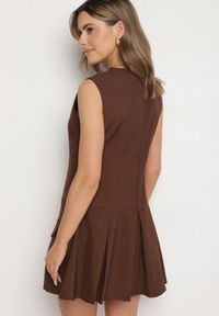 Born2be - Brązowa Rozkloszowana Sukienka z Wycięciem przy Dekolcie Atarinea. Okazja: na co dzień. Kolor: brązowy. Wzór: aplikacja. Typ sukienki: proste. Styl: casual #5