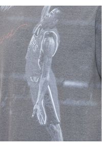 Mitchell & Ness T-Shirt TCRW3401 Szary Regular Fit. Kolor: szary. Materiał: bawełna, syntetyk