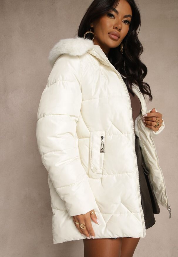 Renee - Biała Pudełkowa Kurtka z Pikowanymi Przeszyciami i Kapturem z Futerkiem Vebina. Typ kołnierza: golf. Kolor: biały. Materiał: futro. Styl: elegancki