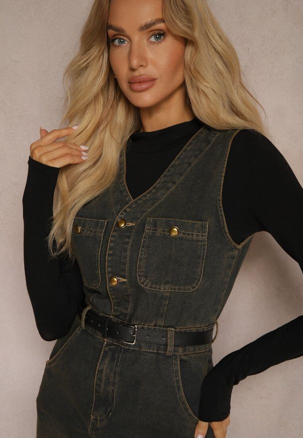 Renee - Granatowa Jeansowa Sukienka z Paskiem z Ekoskóry i Rozcięciem Zapinana na Suwak Samicella. Kolor: niebieski. Materiał: jeans