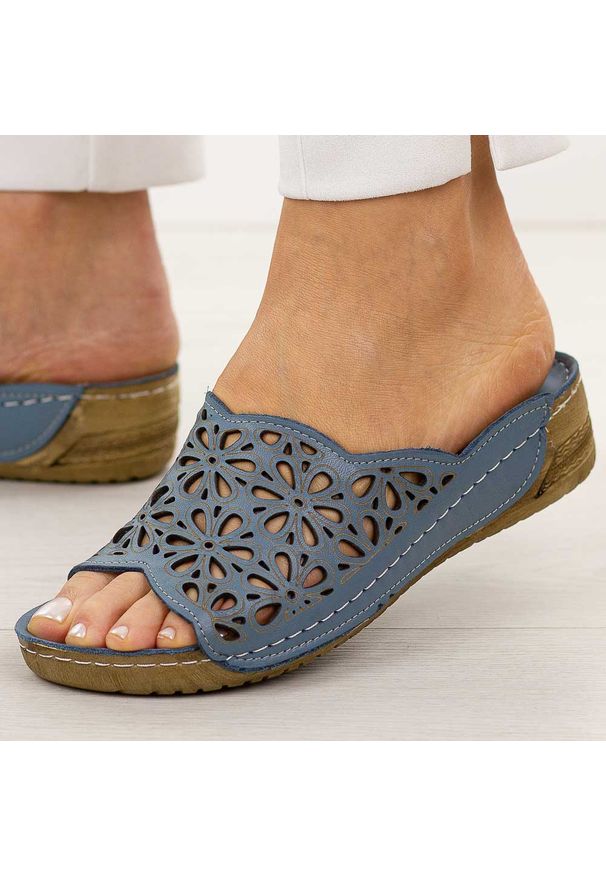 Niebieskie ażurowe skórzane klapki damskie T.Sokolski L225. Okazja: na spacer, na co dzień. Kolor: niebieski. Materiał: skóra. Wzór: ażurowy. Sezon: wiosna, lato. Obcas: na koturnie. Styl: casual, klasyczny