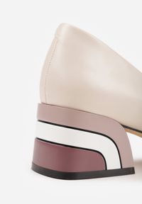 Born2be - Beżowe Czółenka VICES na Niskim Słupku z Geometrycznym Zdobieniem Olivesa. Okazja: na co dzień, na ślub cywilny, na wesele, do pracy, na spotkanie biznesowe. Nosek buta: okrągły. Kolor: beżowy. Wzór: geometria, aplikacja. Obcas: na słupku. Styl: klasyczny, casual, biznesowy, elegancki. Wysokość obcasa: średni #3