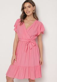Born2be - Różowa Wiskozowa Sukienka z Kopertowym Dekoltem i Paskiem Aurenelle. Okazja: na co dzień. Typ kołnierza: dekolt kopertowy. Kolor: różowy. Materiał: wiskoza. Długość rękawa: krótki rękaw. Sezon: wiosna, lato. Typ sukienki: kopertowe. Styl: casual #2